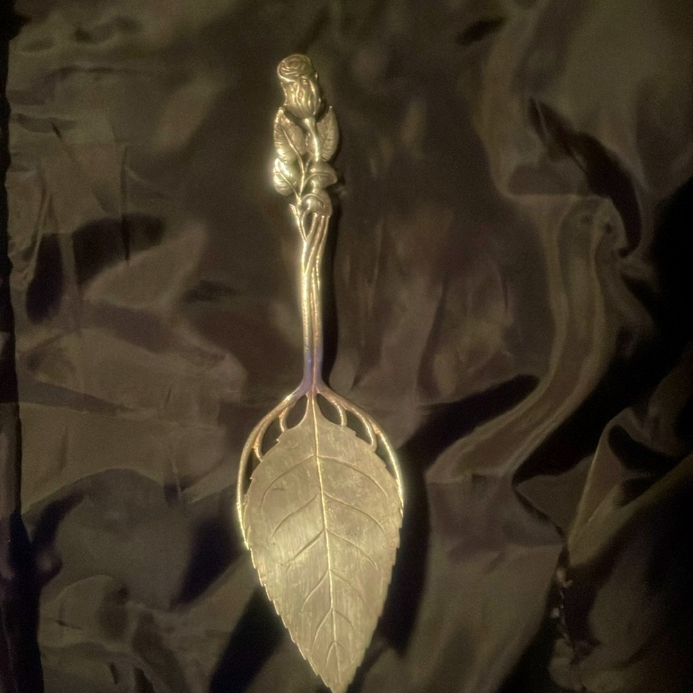 Cristof 800 (coin silver) Wild Rose Pie Server